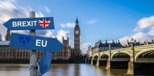 deux-panneaux-indiquant-le-Brexit-et-lUE-dans-2-directions-opposees-devant-labbaye-de-Westminster