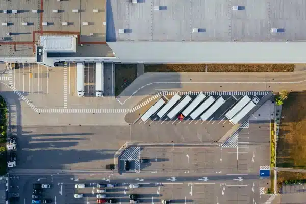 Entrepôt logistique vue aérienne avec des camions garés en épi